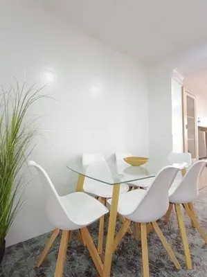 Zona de estar de casita en playa de la colonia
