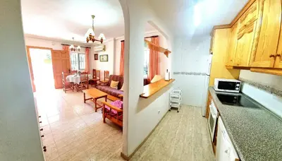 Una cocina o zona de cocina en Chalet 3 dormitorios en VERAMAR 5 con jardín