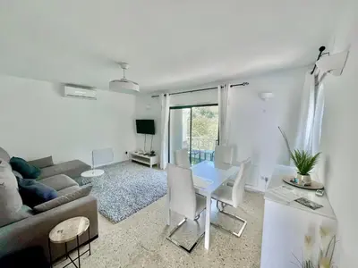 Una televisión o centro de entretenimiento en Tranquility starts here at apartment Maria