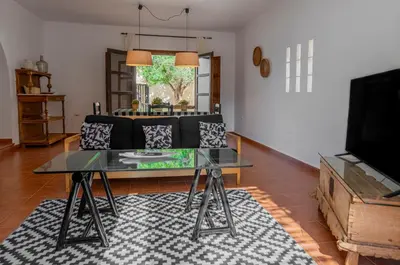 Una televisión o centro de entretenimiento en Casa El Tomillo