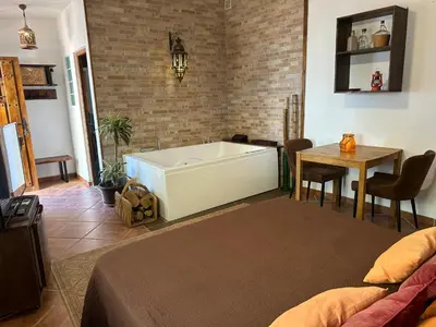 Cama o camas de una habitación en Romántico estudio rodeado de naturaleza con jacuzzi gigante