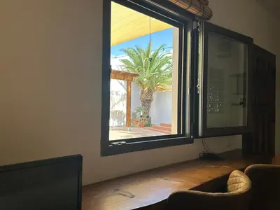 Una televisión o centro de entretenimiento en Romántico estudio rodeado de naturaleza con jacuzzi gigante