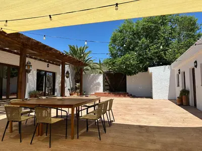 Un patio o zona al aire libre en Romántico estudio rodeado de naturaleza con jacuzzi gigante