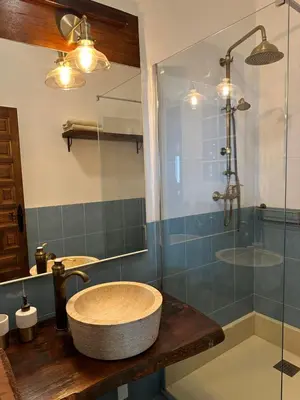 Un baño de Romántico estudio rodeado de naturaleza con jacuzzi gigante