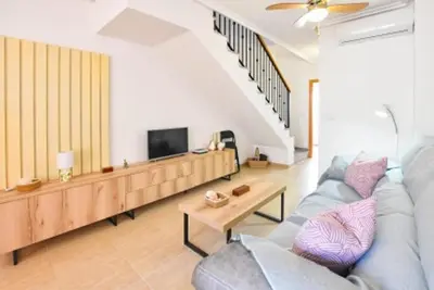 Una televisión o centro de entretenimiento en Casa Limoncello 2-bedrooms Calas del Pinar