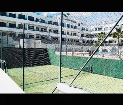 Instalaciones para jugar a tenis o squash en Aire del mediterráneo- Garrucha o alrededores