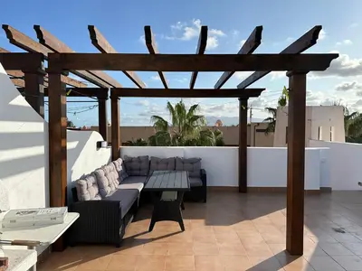 Un balcón o terraza de Atico duplex con piscina privada, solárium y barbacoa