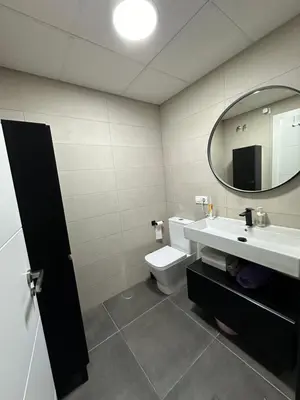 Un baño de Atico duplex con piscina privada, solárium y barbacoa