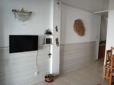 Una televisión o centro de entretenimiento en La casita salinera