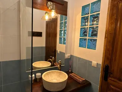 Un baño de Apartamento en preciosa villa rural rodeado de naturaleza