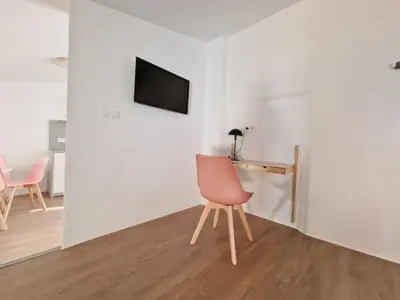 Una televisión o centro de entretenimiento en El 34 2º