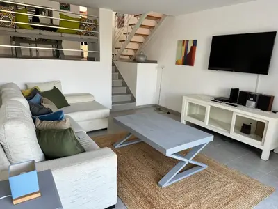 Una televisión o centro de entretenimiento en ViveVera - Chalet Palmera Golf Valle del Este