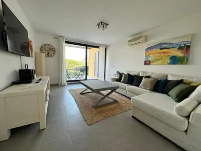 Una televisión o centro de entretenimiento en ViveVera - Chalet Palmera Golf Valle del Este