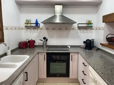Una cocina o zona de cocina en Casa Birdie, Golf & Piscina Retreat at Desert Springs Golf Resort near Vera Playa