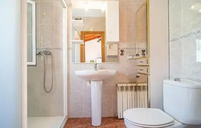 Un baño de 1- Casa Rural con Piscina Climatizada