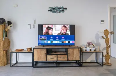 Una televisión o centro de entretenimiento en TrendyHomes Cantal Beach Mojácar