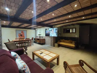 Una televisión o centro de entretenimiento en La Gran Casa de Galera