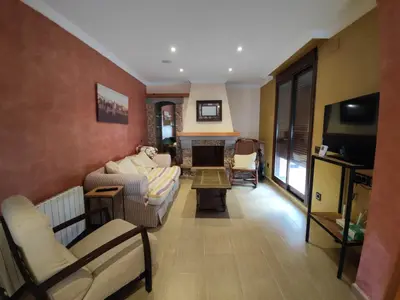 Una televisión o centro de entretenimiento en La Gran Casa de Galera