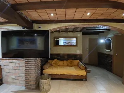 Una televisión o centro de entretenimiento en La Gran Casa de Galera