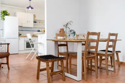 Una cocina o zona de cocina en Casa Ardisia, con terraza y aparcamiento