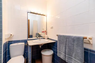 Un baño de Casa Ardisia, con terraza y aparcamiento