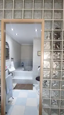 Un baño de Suite privada con terraza chill out