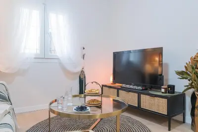 Una televisión o centro de entretenimiento en Alcazaba Suites
