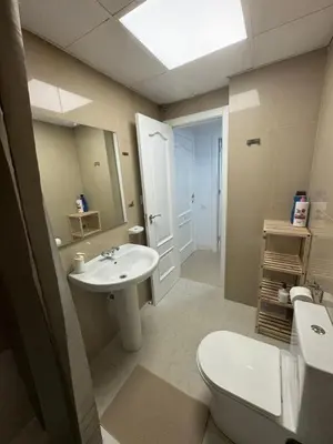 Un baño de Precioso y luminoso apartamento junto al mar y playa en Garrucha 1B