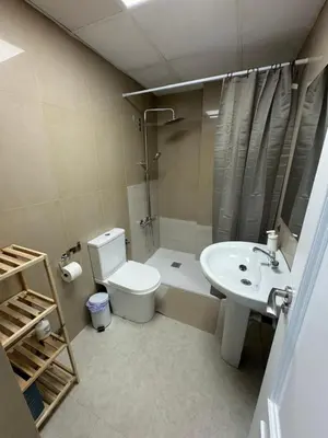 Un baño de Precioso y luminoso apartamento junto al mar y playa en Garrucha 1B