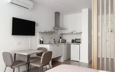 Una cocina o zona de cocina en Limehome Almeria Hernan Cortes