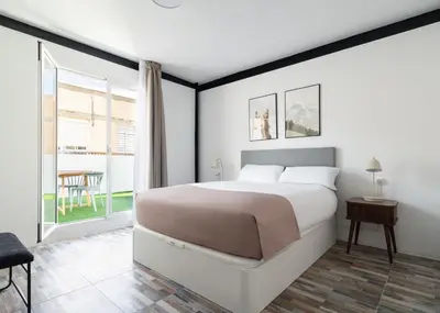 Cama o camas de una habitación en Limehome Almeria Hernan Cortes