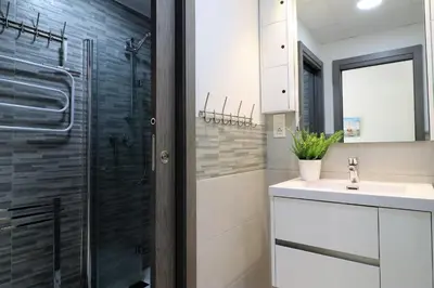 Un baño de Azucenas, apto en residencial de lujo.