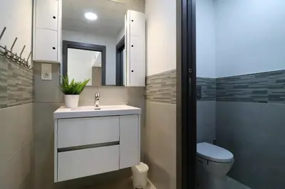 Un baño de Azucenas, apto en residencial de lujo.