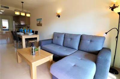 Zona de estar de Azucenas, apto en residencial de lujo.