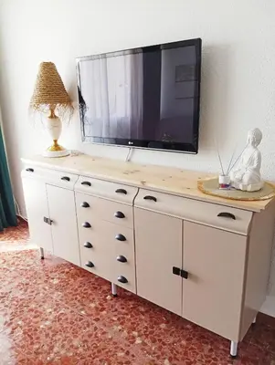 Una televisión o centro de entretenimiento en El suéño de Fondón