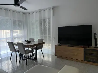 Una televisión o centro de entretenimiento en Iberia home beach