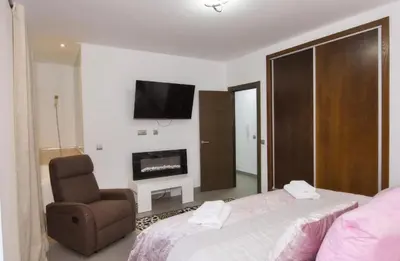 Una televisión o centro de entretenimiento en La Villa Dorada