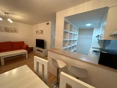 Una televisión o centro de entretenimiento en Alborada Ático - junto a playa
