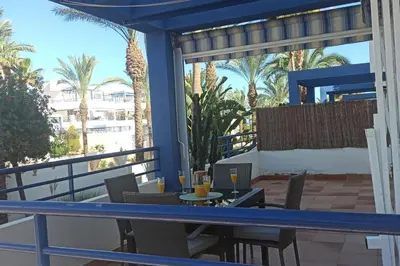 Un balcón o terraza de 2 Bed Apt - Close To Beach - Pool - Balcony