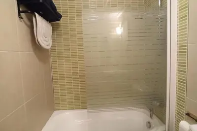 Un baño de 2 Bed Apt - Close To Beach - Pool - Balcony