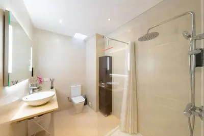 Un baño de Los Genoveses 6