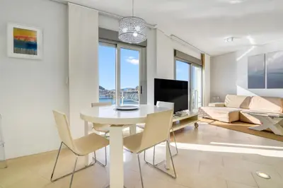 Una televisión o centro de entretenimiento en 2 BR - Above sea - Beachfront