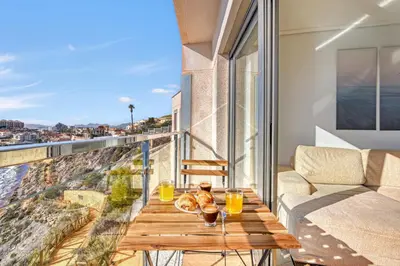 Un balcón o terraza de 2 BR - Above sea - Beachfront