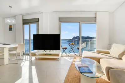Una televisión o centro de entretenimiento en 2 BR - Above sea - Beachfront