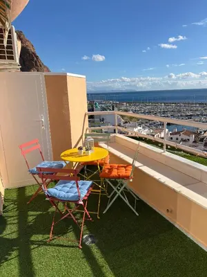 Un balcón o terraza de primera linea de playa costa de almeria
