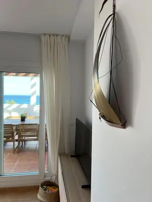 Una televisión o centro de entretenimiento en Appartement de luxe vue mer imprenable Mojacar Playa