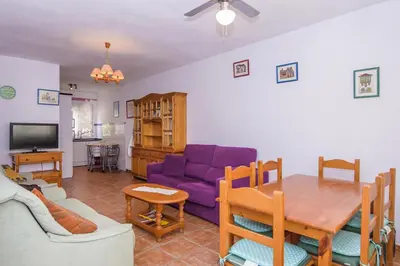 Una televisión o centro de entretenimiento en Agua Amarga 2