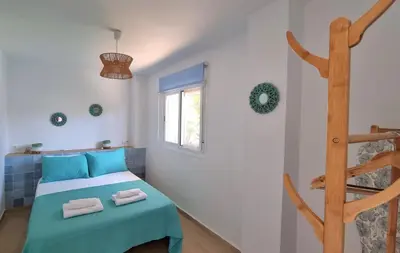 Cama o camas de una habitación en Alborán - Apartamento con piscina privada y jardín cerca de la playa aire acondicionado