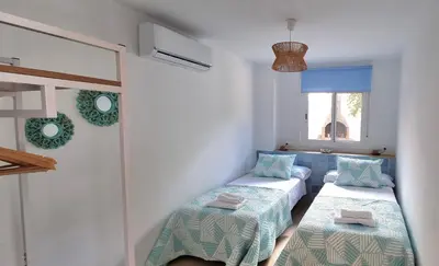 Cama o camas de una habitación en Alborán - Apartamento con piscina privada y jardín cerca de la playa aire acondicionado