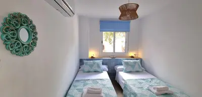 Cama o camas de una habitación en Alborán - Apartamento con piscina privada y jardín cerca de la playa aire acondicionado